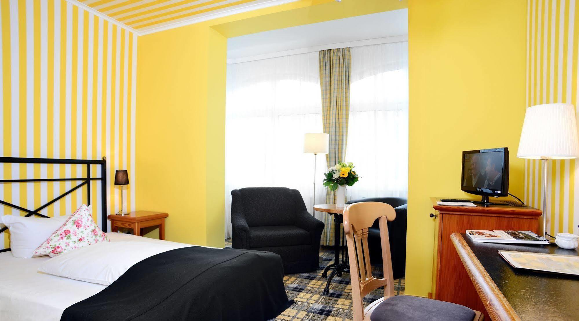 Hotel Schieferhof - Glaslust Neuhaus am Rennweg Ngoại thất bức ảnh